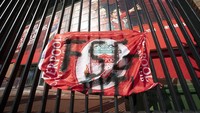 Fans Liverpool pun melakukan aksi demonstrasi di sekitar Stadion Anfield (AP/Jon Super)