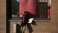 Super Rakus, tulisan yang menyindir Liverpool karena lebih mementingkan uang dibanding sikap fair play dalam sepakbola (AP/Jon Super)