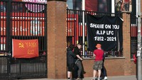 Bahkan beberapa spanduk tertulis kata-kata tajam seperti yang satu ini. Kamu memalukan, RIP Liverpool (AP/Jon Super)
