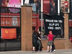 Bahkan beberapa spanduk tertulis kata-kata tajam seperti yang satu ini. Kamu memalukan, RIP Liverpool (AP/Jon Super)