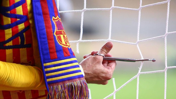 SEVILLE, SPAIN - APRIL 17: A detailed view as Gerard Pique of FC Barcelona cuts out a piece of the goal net following his teams victory in the Copa del Rey Final match between Athletic Club and Barcelona at Estadio de La Cartuja on April 17, 2021 in Seville, Spain. Sporting stadiums around Spain remain under strict restrictions due to the Coronavirus Pandemic as Government social distancing laws prohibit fans inside venues resulting in games being played behind closed doors. (Photo by Fran Santiago/Getty Images)
