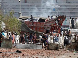 Bentrokan Antara Partai Islam dan Kepolisian Lumpuhkan Pakistan