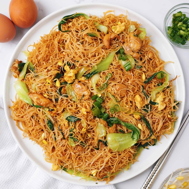 bihun goreng (sumber : pinterest.com/christieathomerecipe) bihun goreng (sumber : pinterest.com/christieathomerecipe)