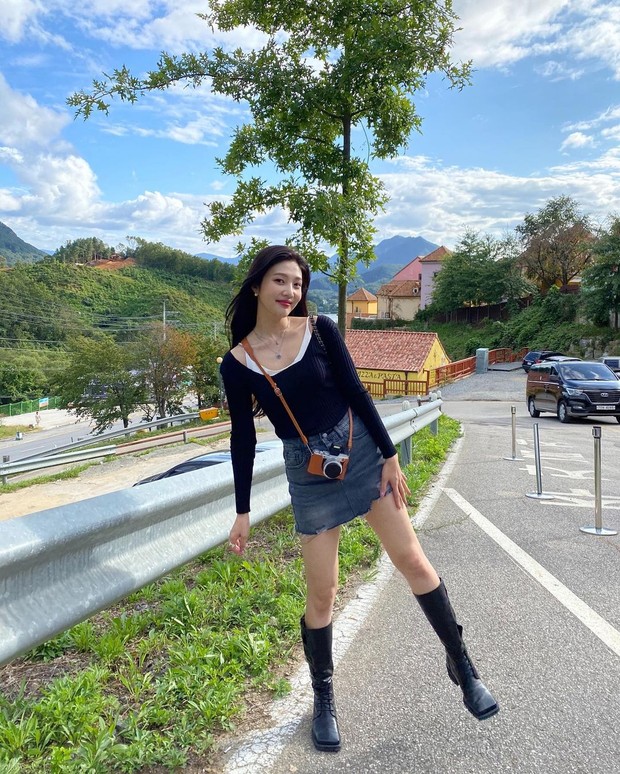 Joy tampak sedang menghabiskan waktu berjalan-jalan sambil memotret, Ia tampil edgy dengan outfit hitamnya.