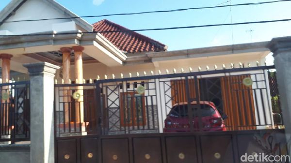 Potret Kampung Miliarder Tuban Kini: Pagar Tinggi, Garasi, dan Mobil-mobil yang Tertutup