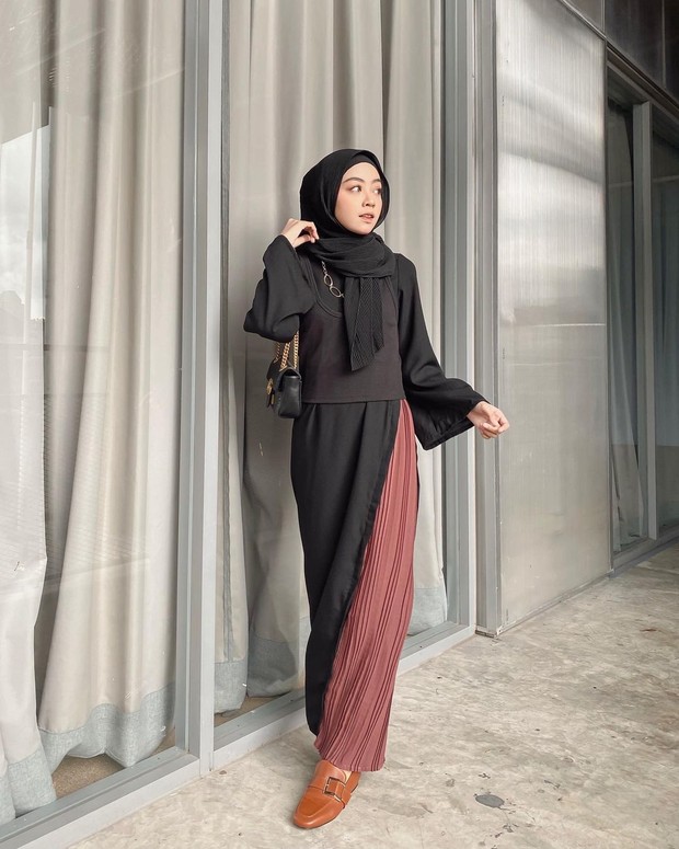 5 Inspirasi Black Outfit Hijab Elegan untuk Bulan Ramadan Steal