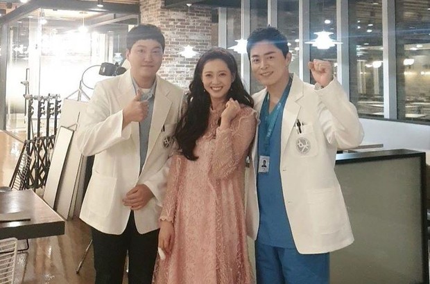 Go Ara saat menjadi bintang tamu dalam drama Hospital Playlist, berpose bersama Jo Jung Suk dan Kim Dae Myung/Sumber/Soompi. Go Ara saat menjadi bintang tamu dalam drama Hospital Playlist, berpose bersama Jo Jung Suk dan Kim Dae Myung.