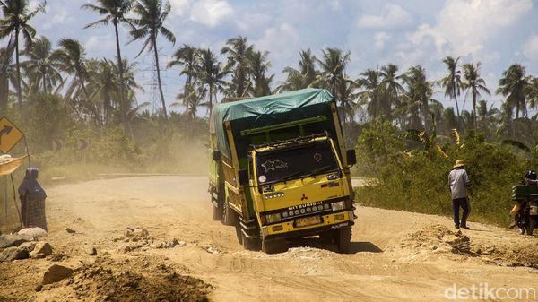 Hati-hati! Jalan Penghubung Kalsel-Kalteng Rusak dan Berdebu