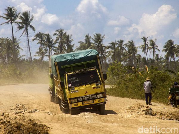 Hati-hati! Jalan Penghubung Kalsel-Kalteng Rusak dan Berdebu