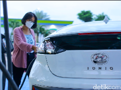 Cara Mengisi Daya Baterai Mobil Listrik di SPKLU PLN