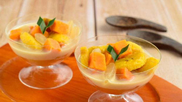 Kolak, banana compote with sweet potato and kolang kaling