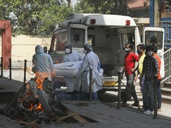 Pasokan Oksigen Makin Tipis, Polisi Kawal Mobil Tangki Oksigen di India