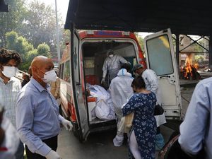 Rekor! India Catat 400.000 Kasus Corona Sehari, Gempa M 6,8 Guncang Jepang