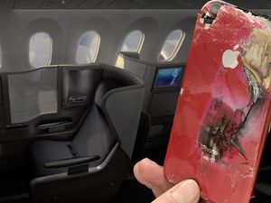 Ngeri! iPhone Terbakar Gegara Terselip di Kursi Penumpang Pesawat Ngeri! iPhone Terbakar Gegara Terselip di Kursi Penumpang Pesawat