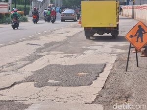 Kerusakan Jl HR Rasuna Said Jaksel Tak Kunjung Diperbaiki