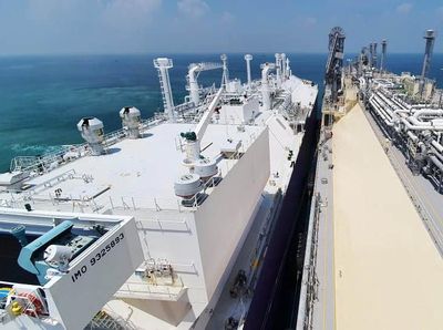 Kapal FSRU Jawa Satu Terima Kargo LNG dari Kapal LNGC Tangguh Towuti