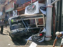 Sopir Mengantuk, Mobil Pick Up Seruduk Motor-Kios Bakso di Majalengka