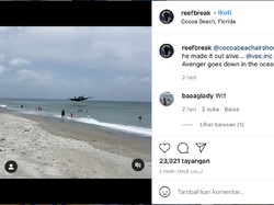 Pesawat Era Perang Dunia II Jatuh di Pantai, Dikerubuti Pengunjung Kepo