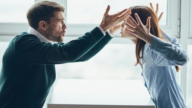 Jika kamu hidup dalam pernikahan yang toxic, pada akhirnya kamu akan selalu merasa cemas dan takut melakukan apa pun yang menurut kamu dapat menyinggung atau mengecewakan pasanganmu.