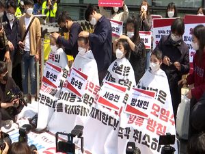 Protes Jepang Buang Limbah Nuklir ke Laut, Mahasiswa Korsel Cukur Rambut Protes Jepang Buang Limbah Nuklir ke Laut, Mahasiswa Korsel Cukur Rambut