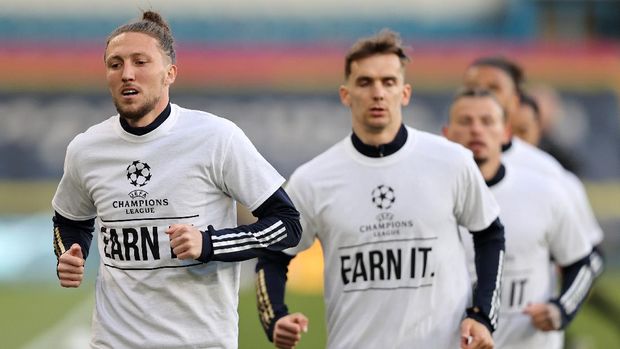 LEEDS, ENGLAND - APRIL 19: Luke Ayling of Leeds United warms up while wearing a protest t-shirt against the European Super League prior to the Premier League match between Leeds United and Liverpool at Elland Road on April 19, 2021 in Leeds, England. Sporting stadiums around the UK remain under strict restrictions due to the Coronavirus Pandemic as Government social distancing laws prohibit fans inside venues resulting in games being played behind closed doors.  (Photo by Clive Brunskill/Getty Images)