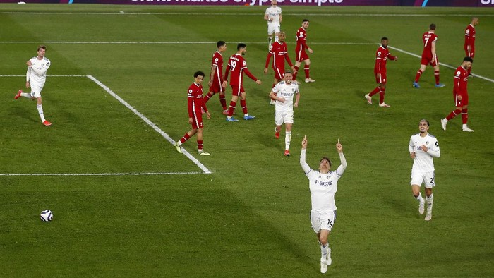 LEEDS, ENGLAND - APRIL 19: Diego Llorente of Leeds United celebrates after scoring his teams first goal during the Premier League match between Leeds United and Liverpool at Elland Road on April 19, 2021 in Leeds, England. Sporting stadiums around the UK remain under strict restrictions due to the Coronavirus Pandemic as Government social distancing laws prohibit fans inside venues resulting in games being played behind closed doors.  (Photo by Lee Smith - Pool/Getty Images)