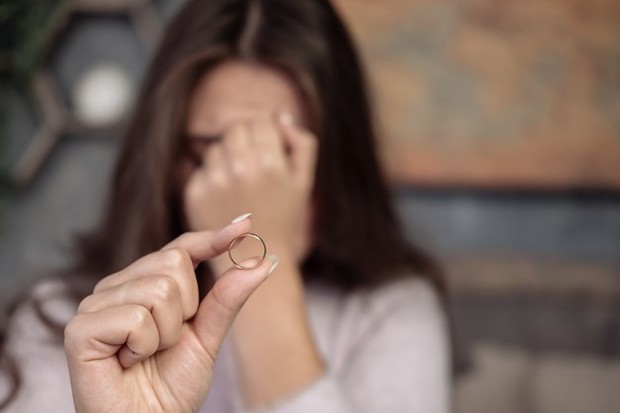 potret wanita patah hati