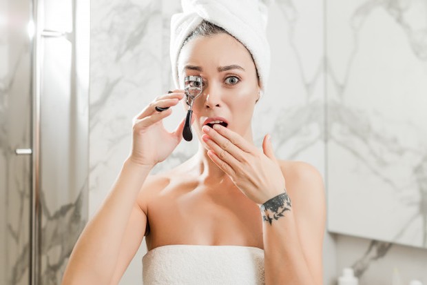 Menjepit setelah pakai maskara membuat bulu mata rentan rontok/freepik.com