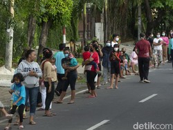 Alasan Pemkot Surabaya Larang Bagi-bagi Takjil-Sahur on The Road