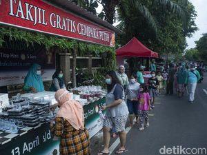 Momen Antrean Panjang Warga Berburu Takjil Gratis