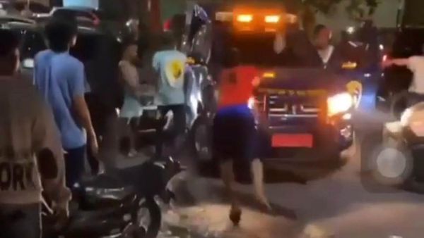 Momen Mencekam Petugas Bea Cukai Diserang Saat Ungkap Rokok Ilegal