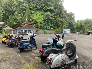 Ngabuburit di Lereng Gunung Wilis dengan Vespa Sambil Berbagi Ngabuburit di Lereng Gunung Wilis dengan Vespa Sambil Berbagi