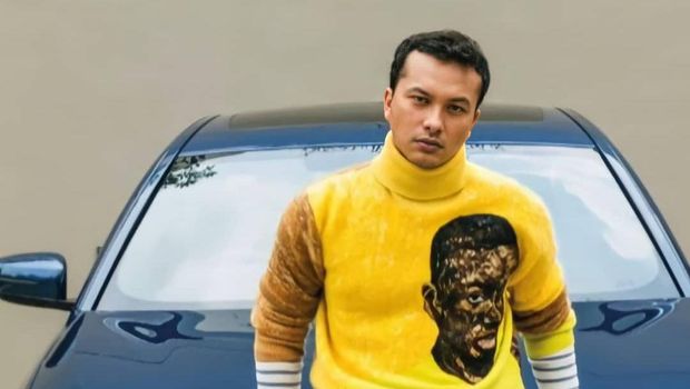Aktor tampan, Nicholas Saputra mendadak banjir pujian saat antre vaksin. Yuk kita tengok pesona nya!