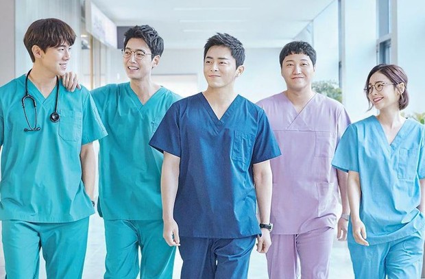 Para pemeran utama drakor Hospital Playlist/Sumber/soompi. Para pemeran utama drakor Hospital Playlist.