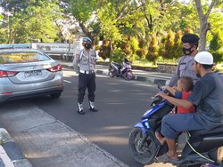 Priit! Polisi Tegur Warga NTB yang Tak Patuhi Prokes Kampung Sehat