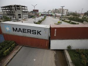 Polisi Pakistan Blokir Jalan Pakai Peti Kemas