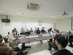 Bareng Hamish Daud, Ridwan Kamil Tinjau Pengolahan Sampah Plastik di KBB