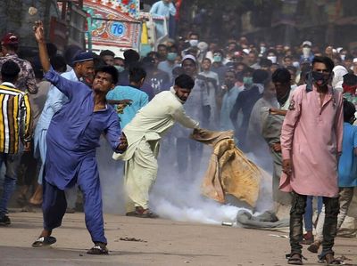 Simpatisan Partai Radikal dan Polisi Bentrok di Pakistan