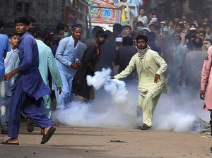 PM Pakistan Minta Setop Demo Anti-Prancis, 5 Orang Ditusuk di Masjid Albania PM Pakistan Minta Setop Demo Anti-Prancis, 5 Orang Ditusuk di Masjid Albania