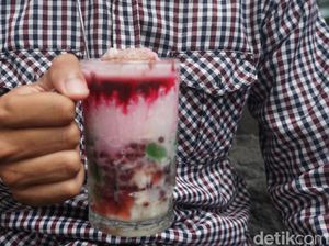 Sluuurp! Dingin Segar Es Doger Cak Imam dengan Sirop Frambozen yang Wangi