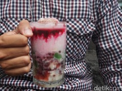 Sluuurp! Dingin Segar Es Doger Cak Imam dengan Sirop Frambozen yang Wangi
