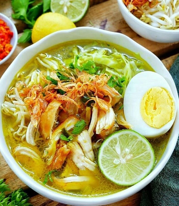 soto ayam (sumber : pinterest.com/doyanresep) soto ayam (sumber : pinterest.com/doyanresep)