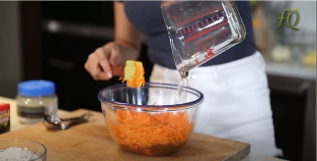 Source: youtube.com/Farah Quinn/masukan minyak ke dalam adonan masukan minyak ke dalam adonan