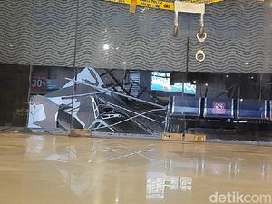 Pembersihan Puing Reruntuhan Plafon Stasiun Pasar Turi Dituntaskan Malam Ini