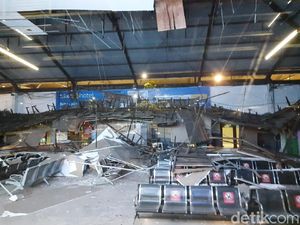 Brak! Plafon Stasiun Pasar Turi Runtuh