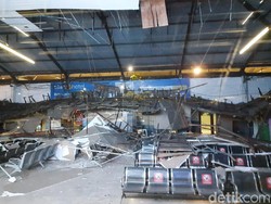 Brak! Plafon Stasiun Pasar Turi Runtuh