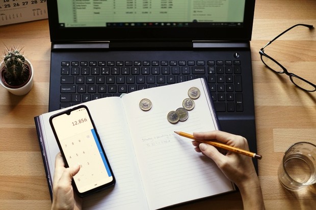 Membuat financial planning.