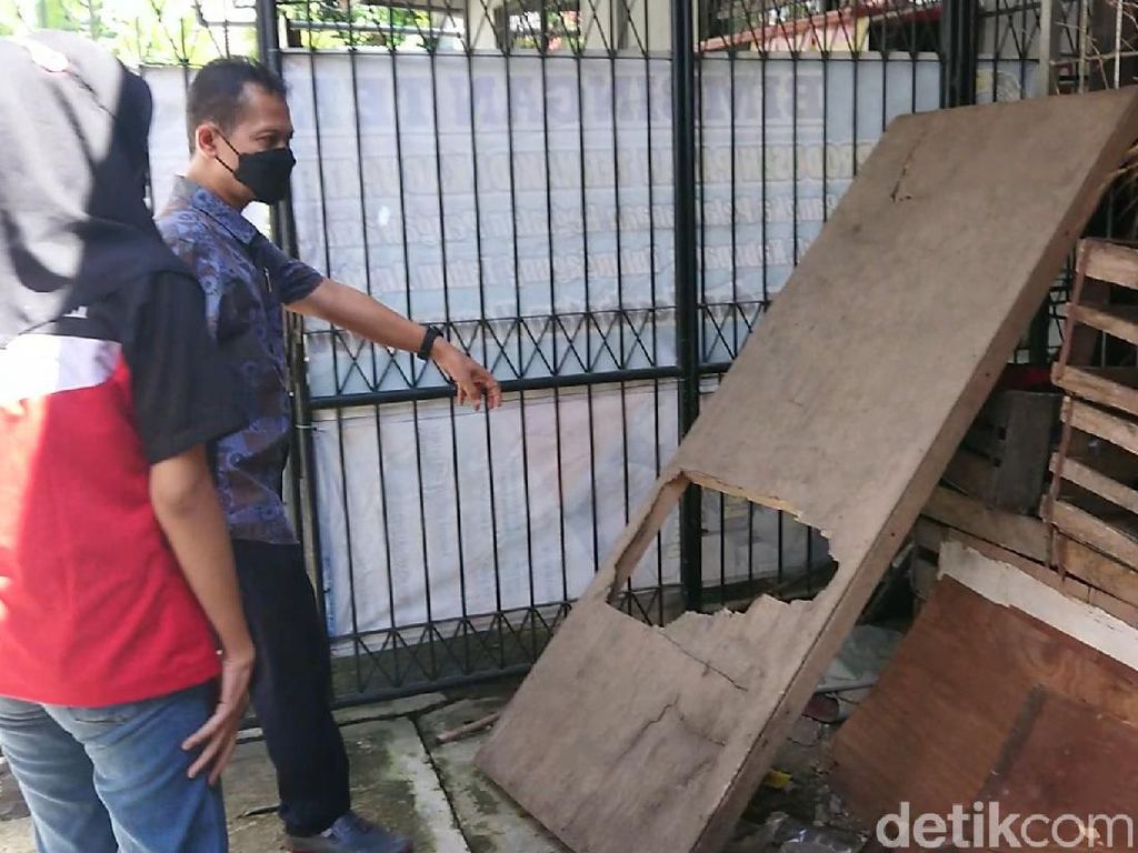 Sarang Tikus Ditemukan Saat Sidak Makanan di Pusat Oleh-oleh Tulungagung Sarang Tikus Ditemukan Saat Sidak Makanan di Pusat Oleh-oleh Tulungagung