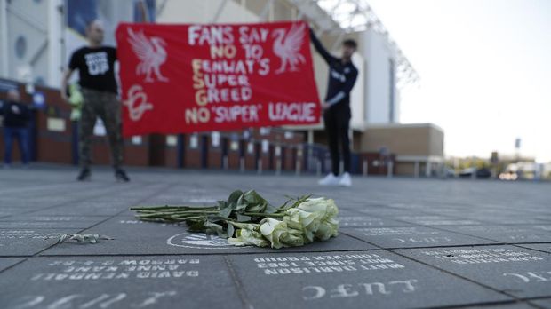 Soccer Football - Premier League - Leeds United v Liverpool - Elland Road, Leeds, Britain - April 19, 2021 Liverpool fans protest the planned European Super League outside the stadium before the match. It was announced twelve of Europe's top football clubs will launch a breakaway Super League REUTERS/Lee Smith