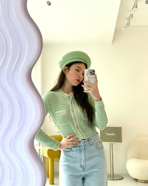 Joy memilih tweed cardigan berwarna hijau dari Chanel yang dikombinasikan dengan loose wide jeans, membuat penampilanya terlihat casual tetapi juga girly.